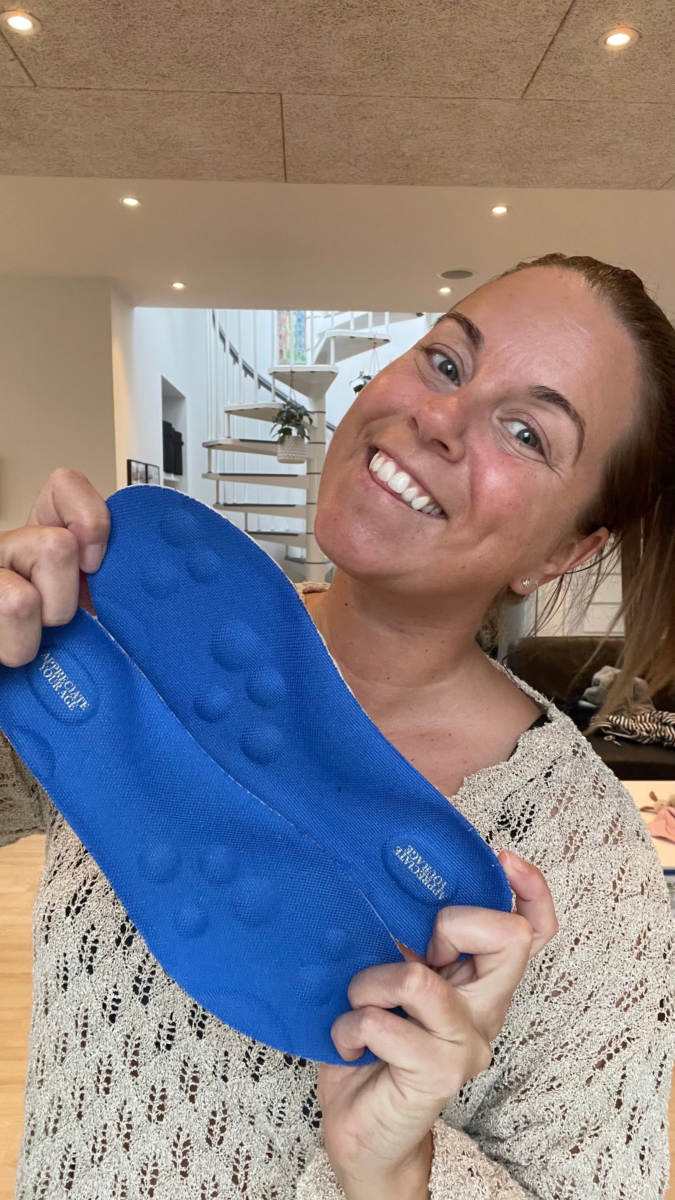 Hundeejer på gåtur med AYA Massagesål